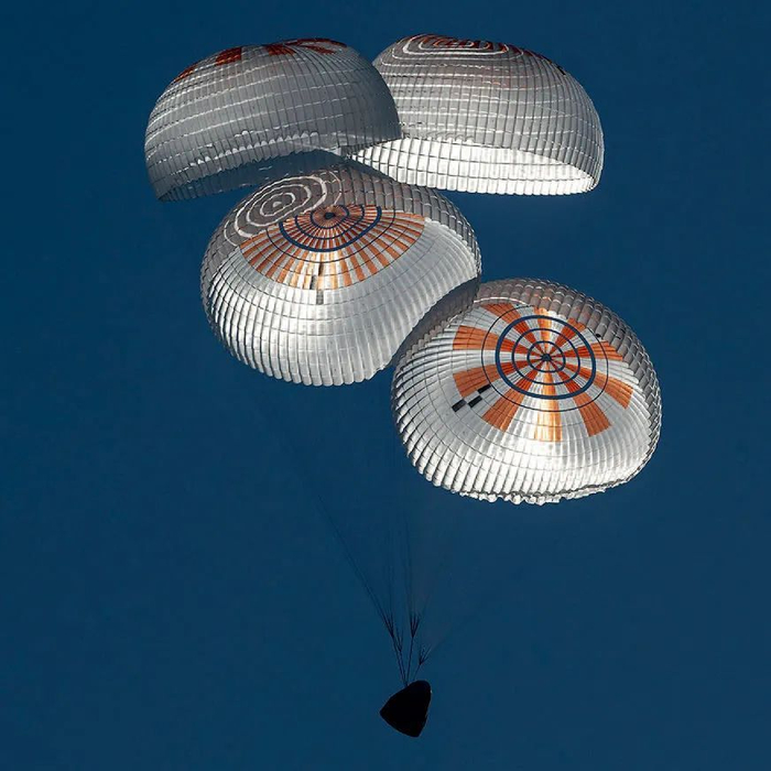 摄影师 bill ingalls 凭借他拍摄的 spacex crew dragon freedom 宇宙