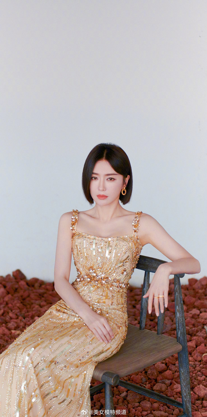 秦岚金色吊带长裙写真
