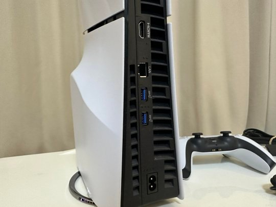 至于随机配件包括一个dualsense 无线控制器(俗称的"ps5手柄"),电源线