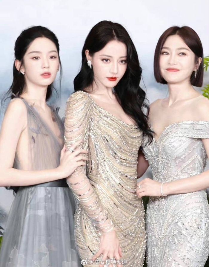 迪丽热巴秦岚周也合影美女同框亲密贴贴超养眼