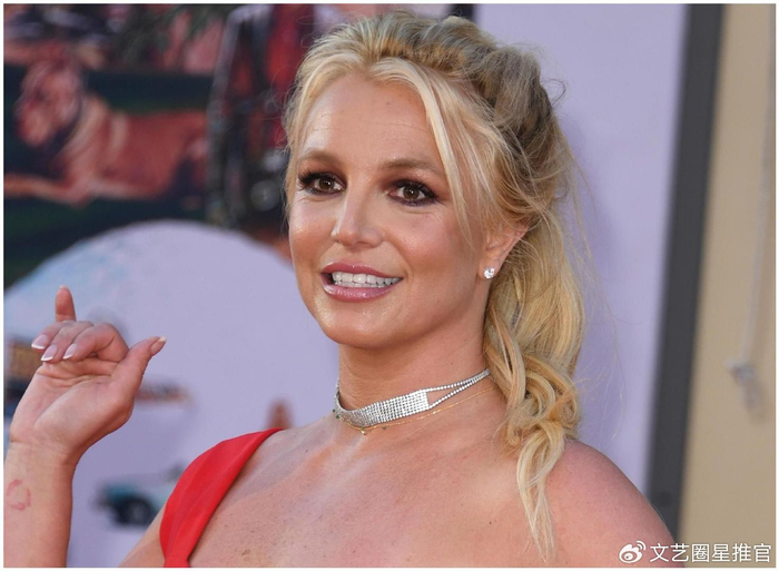 布兰妮最新街拍,头发油成一缕缕像拖把,很邋遢,被调侃乡下大妞