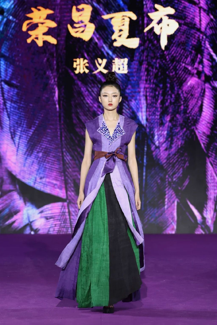 夏布为容陶作衬折扇点睛非遗时尚光耀重庆荣昌