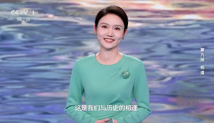 第二届"金声奖"颁奖典礼举行,在领奖的10位优秀电视播音员主持人当中