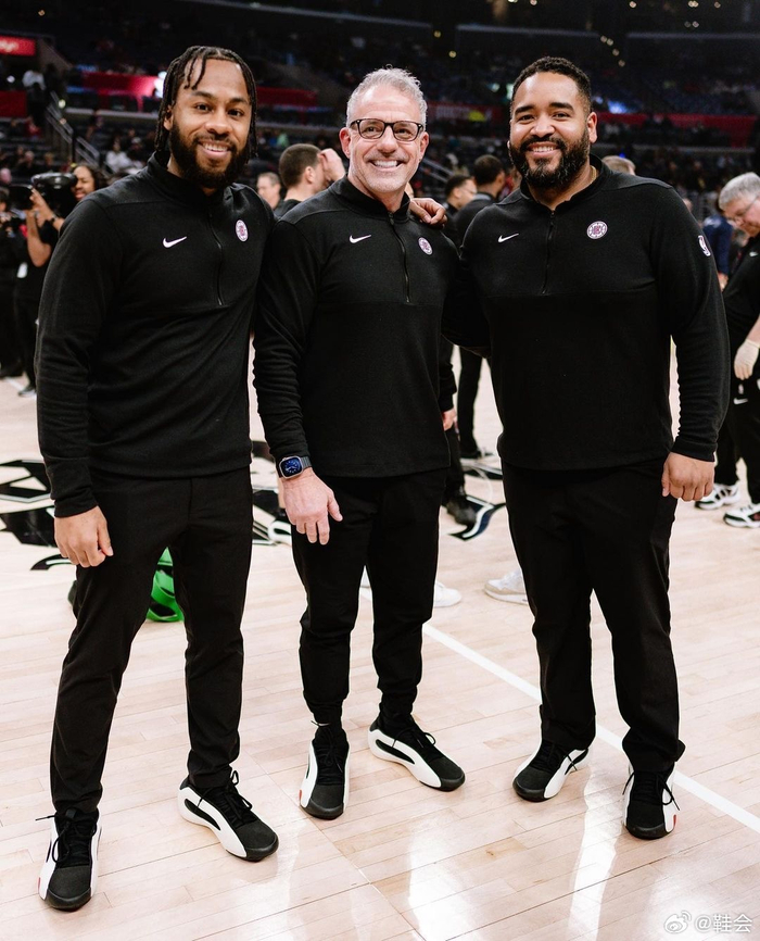 jamesharden亮相快船主场展示adidashardenvol8鞋款