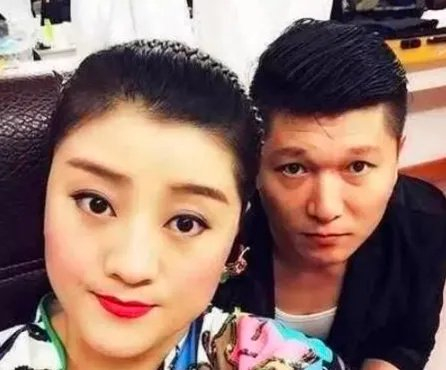 电视剧《乡村爱情》系列剧中,饰演老徐(徐会计)一角的演员董三毛和