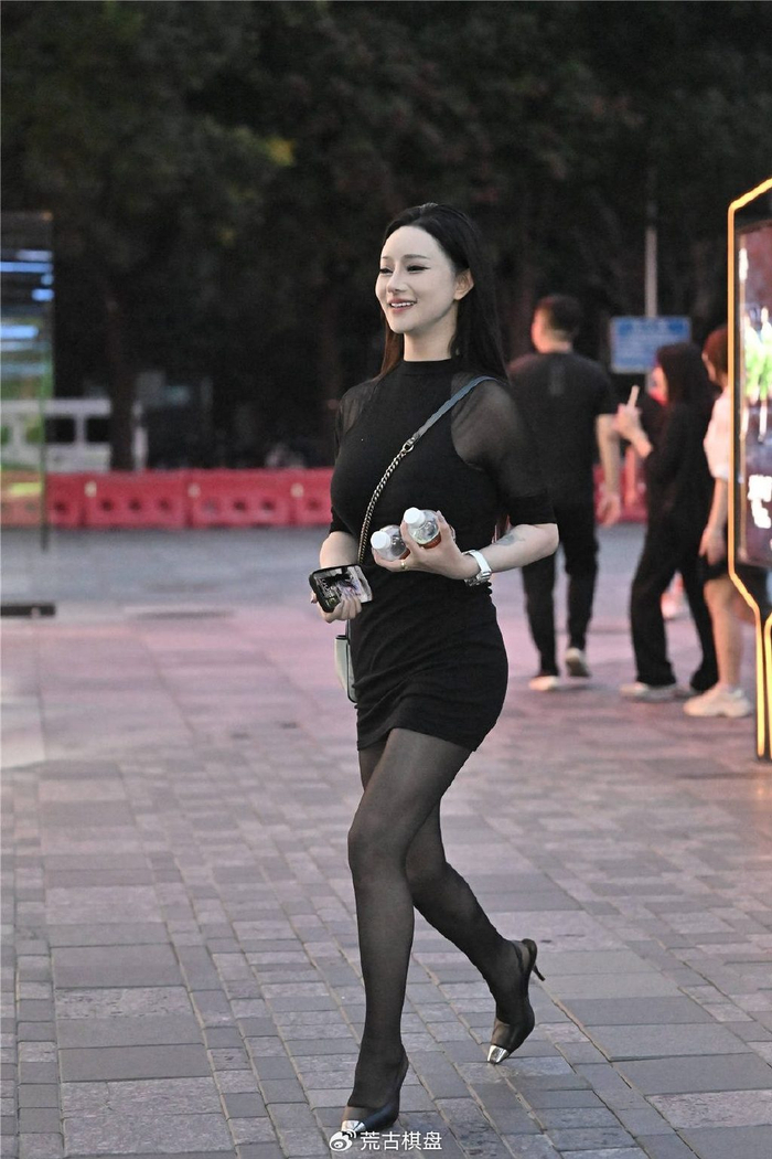 要搭配出个性,也要有点自己的风格,这位美女选择一条黑色丝袜,上面