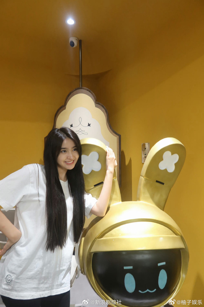 有网友在环球影城偶遇金子涵金子涵瘦回来了好美