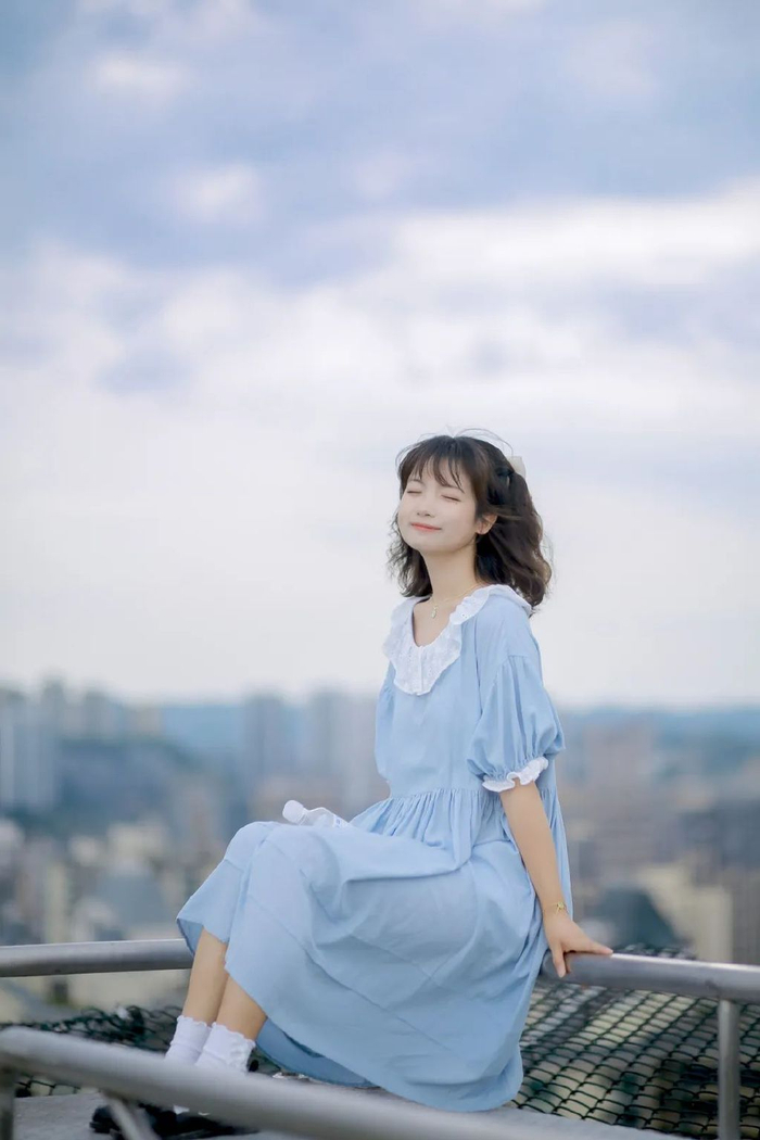 2,坐下自然垂放手拍照露出双手会无所