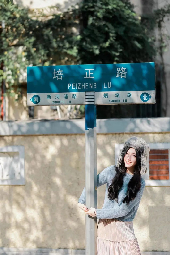 好看出彩的拍照姿势,路边拍照也适用|人像|姿势|路牌_新浪新闻