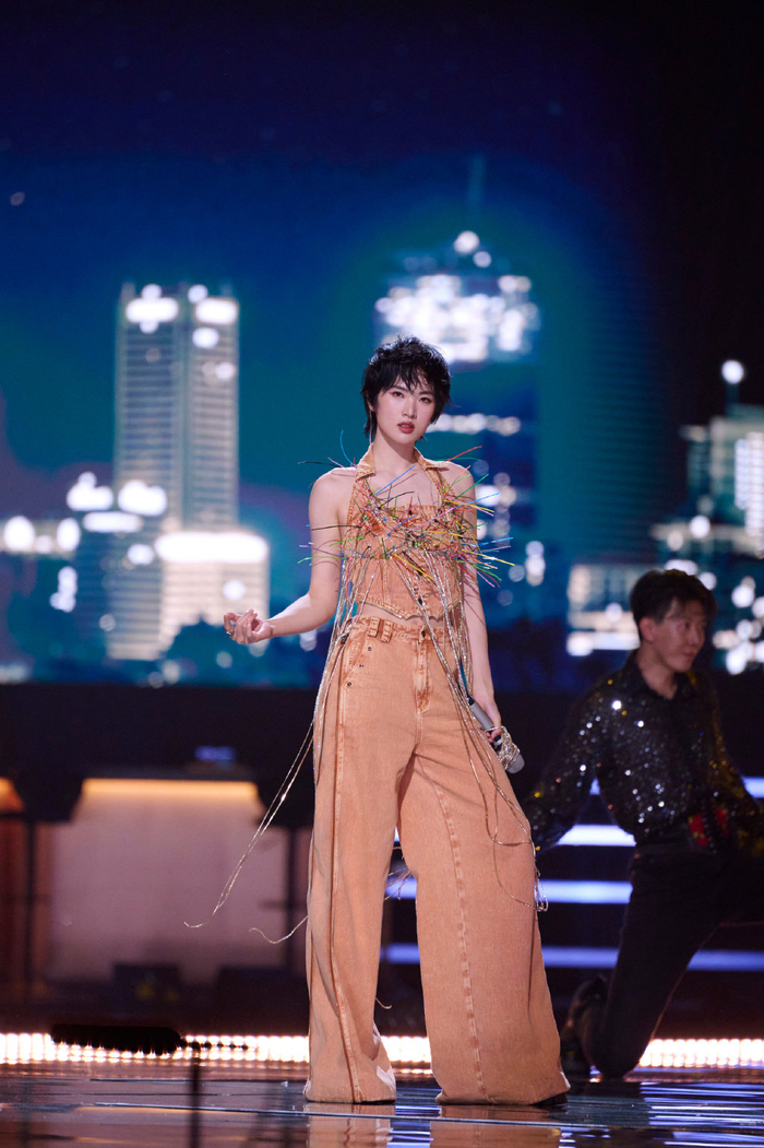 侧颜还撞脸巩俐,穿牛仔背心露锁骨优美|姚安娜|巩俐_新浪新闻