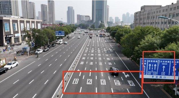 为更好引导驾驶人提前选择正确导向车道,对路口各断面车道指示标志