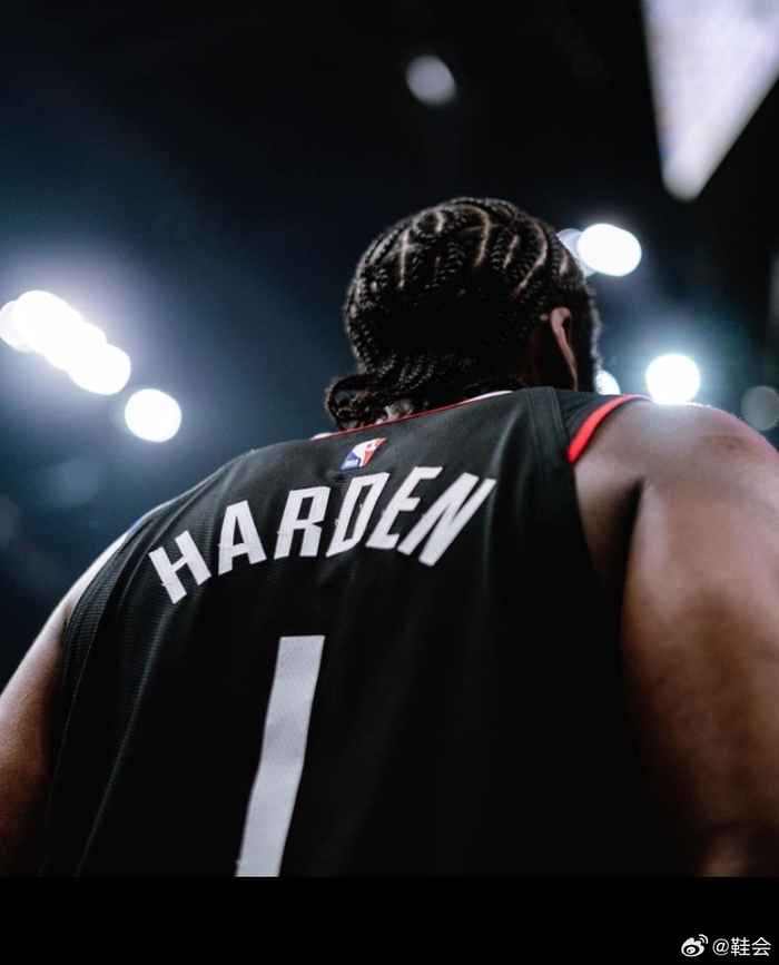 jamesharden亮相快船主场展示adidashardenvol8鞋款