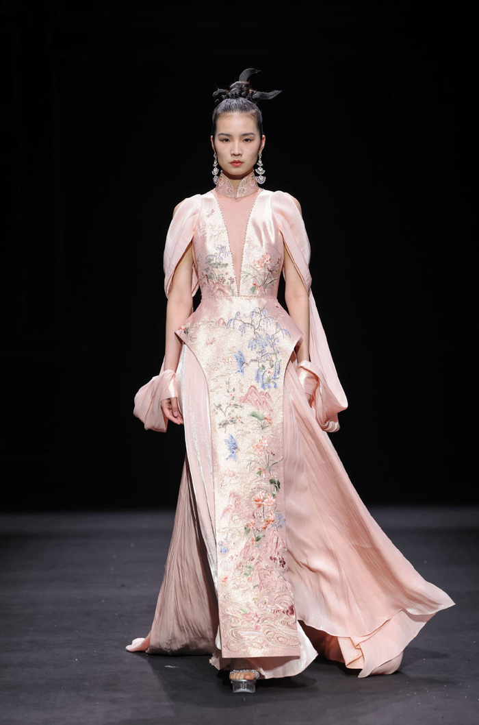 时装周t台上爆款新中式设计怎么选?|showroom|香云纱|马面裙_新浪新闻