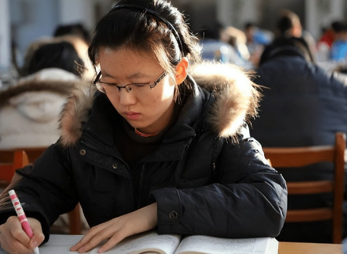 比普通公务员还吃香,选调生究竟有何不同,满足条件,才可以报考