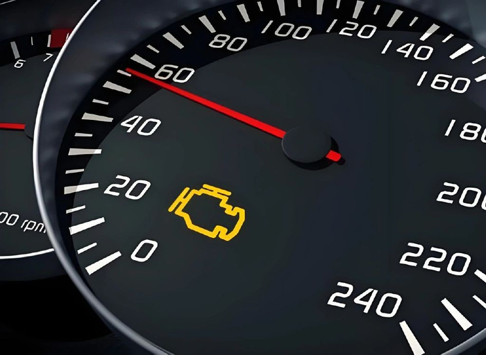 伴随着「发动机故障灯」的亮起,说明散热系统中的管路,液位,水泵,水箱