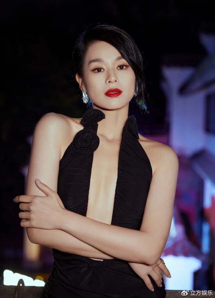 胡杏儿穿深v礼服秀事业线 优雅性感女人味十足|胡杏儿|事业线|深v