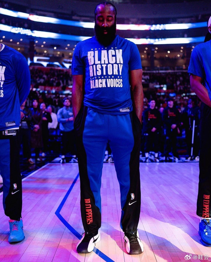 jamesharden亮相快船主场展示adidashardenvol8鞋款