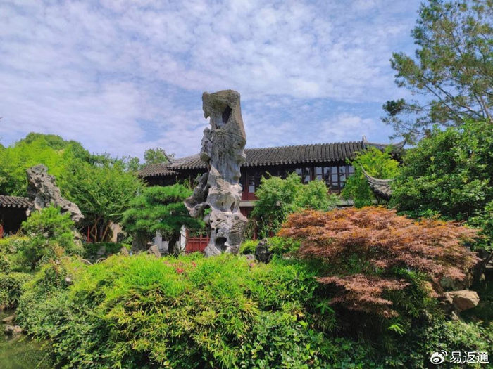 留园与拙政园齐名,以建筑布置精巧,奇石众多著称,尤其是冠云峰,被誉为