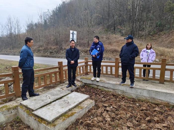 檢查組一行先後深入陽春鎮葦池村和陳村,高臺鎮永新村,新集鎮陳灣村