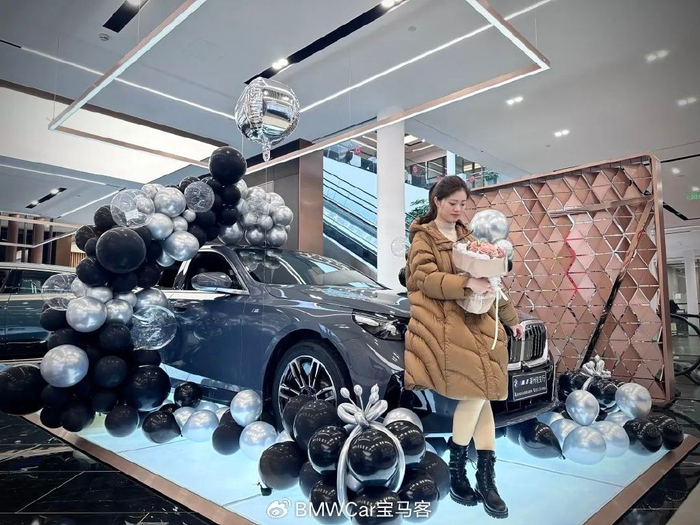 全新宝马5系为什么让她们一见倾心刚提车的女车主分享