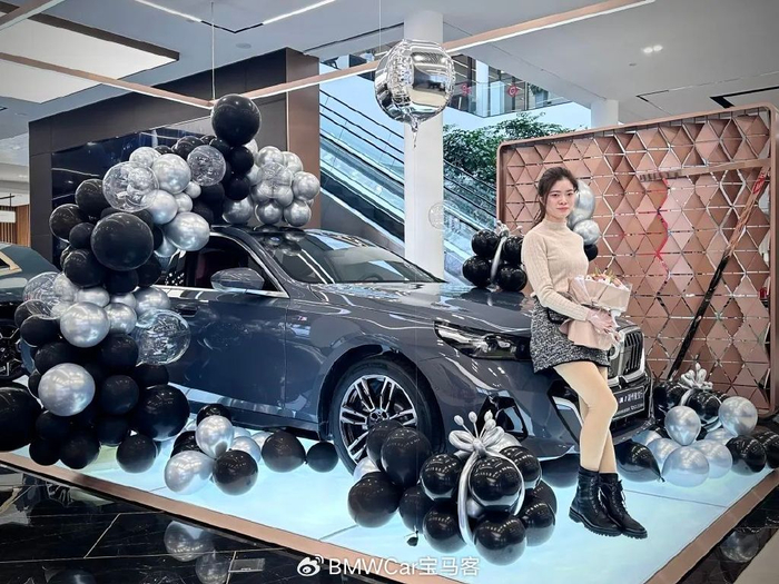 全新宝马5系为什么让她们一见倾心刚提车的女车主分享