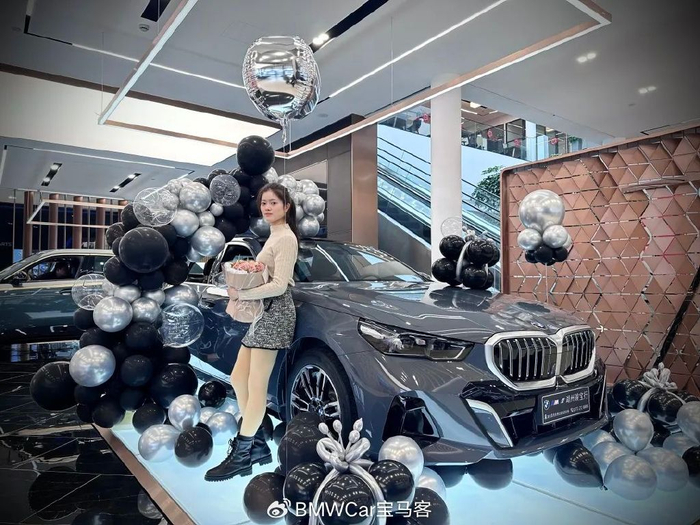 全新宝马5系为什么让她们一见倾心刚提车的女车主分享