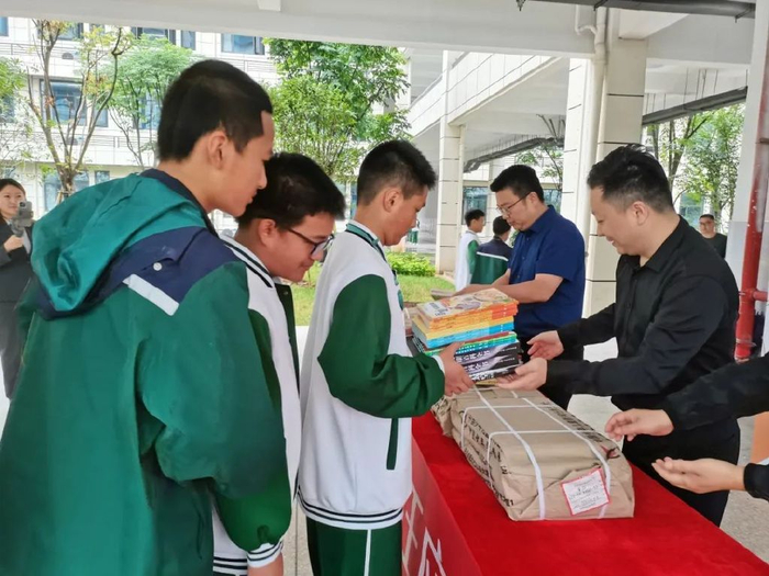 仪式在汪应辰学校举行,中骏世界城项目有关领导,新浪扬帆公益基金代表