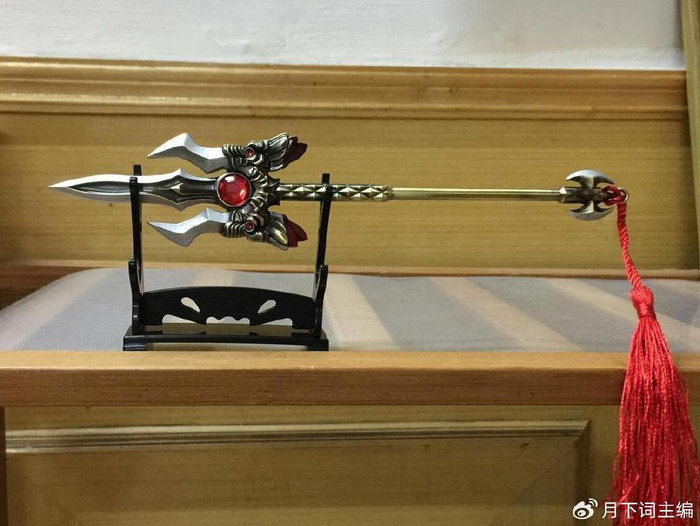不仅指刀剑等显眼武器,也包括日常生活中可能被忽视的尖锐物品,如剪刀