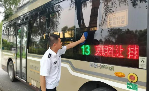 梅河口:坐公交是件"幸福事儿"