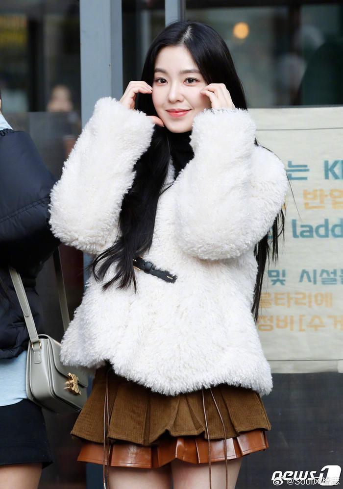 irene裴珠泫 今日上班路穿搭 白色毛毛外套很有温柔姐感