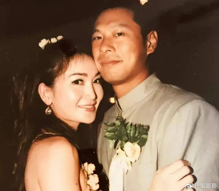 有了甜蜜婚姻的温碧霞,走到哪儿都心系老公,无论是到大陆拍戏还是到台