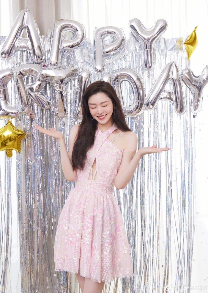 宋轶发布生日照身穿粉色绣花挂脖连衣裙笑容甜美迷人