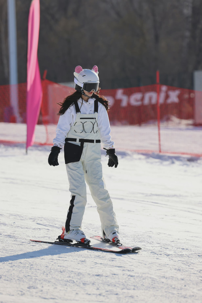 angelababy滑雪场随拍,小羊帽子好可爱,美女贴贴～滑雪baby上线啦!