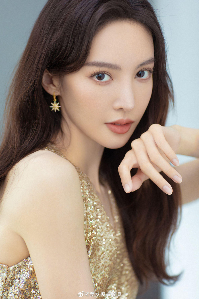 金晨金色闪耀气场满满