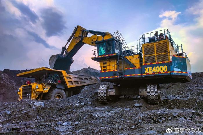 这台超级挖掘机最深能挖到8米,一铲斗就能装40吨煤