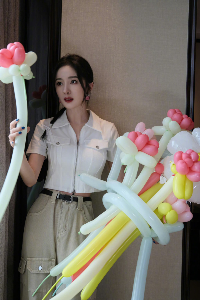杨幂气球花随拍甜美可爱的幂幂这身材和腰太绝了