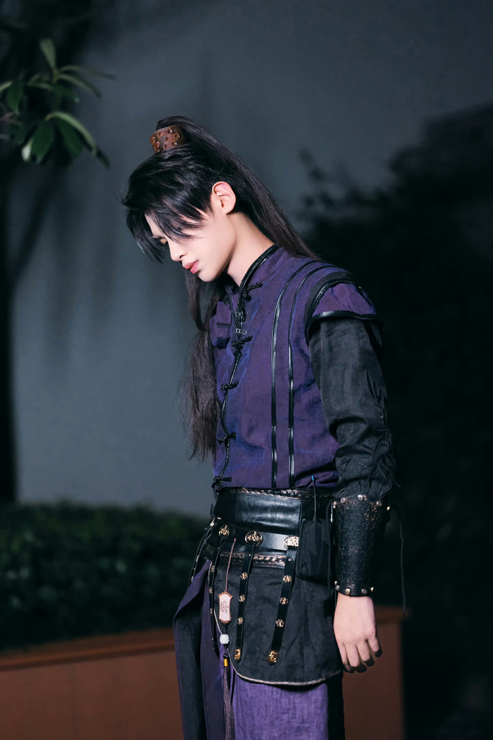 黄明昊《密室大逃脱》新剧照 古装紫衣高马尾