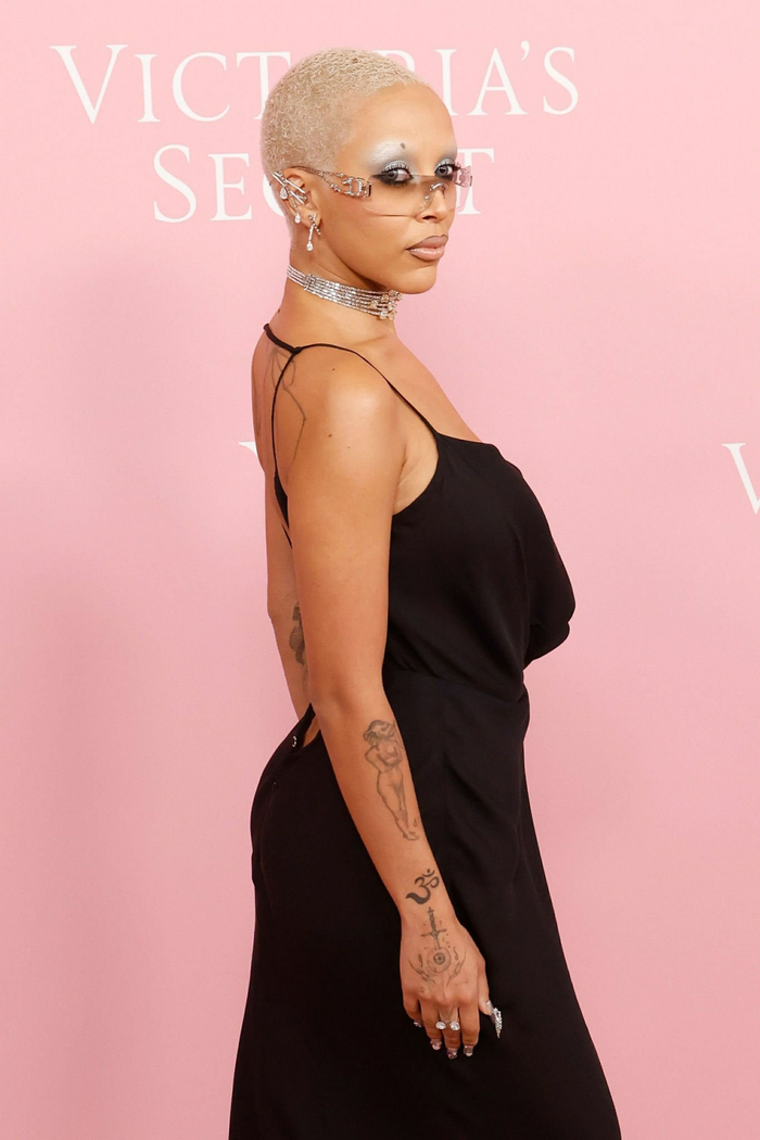 豆荚猫亮相新版维密秀红毯极清美图大赏!