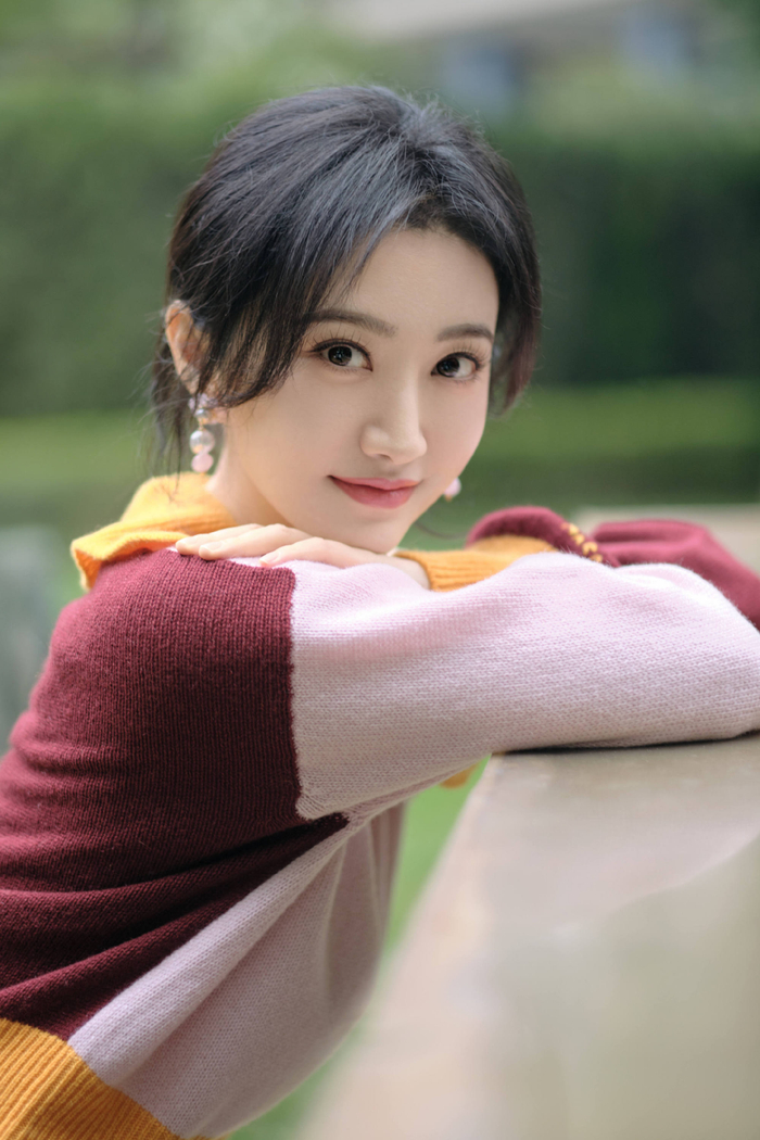 景甜秋冬户外大片,甜橙妆&柔和氛围感,超美的大甜甜啊
