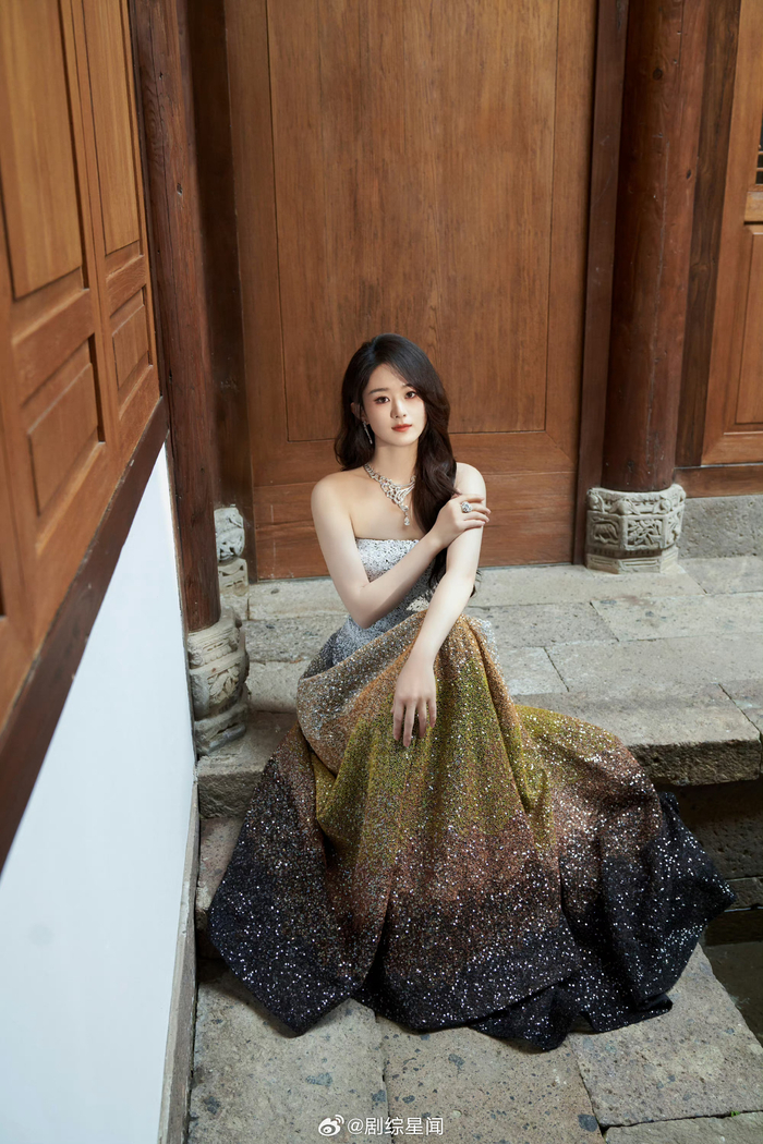 赵丽颖抹胸亮片高定裙好美好有气质啊真的别太优雅别太亮眼了吧