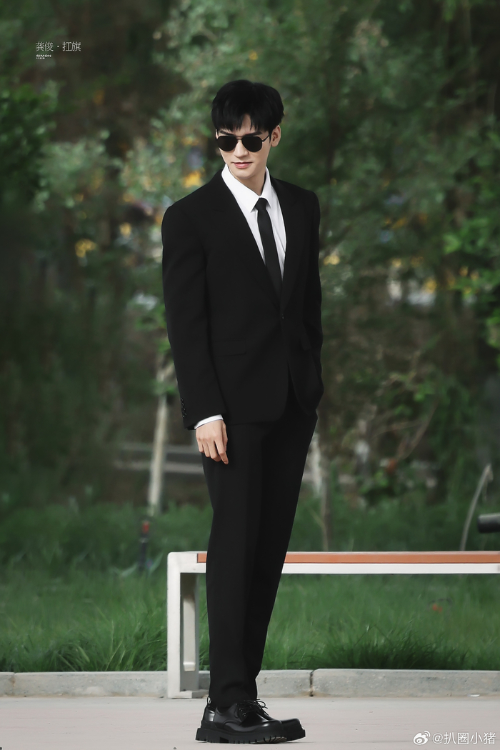 龚俊极限挑战路透,黑西装77墨镜要帅丝谁