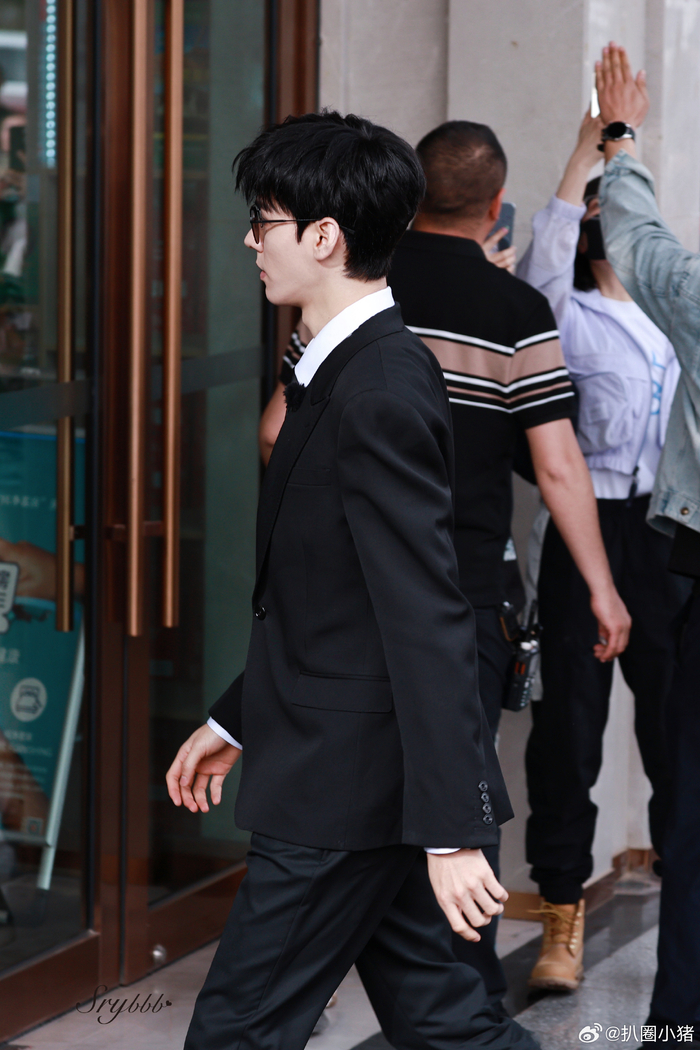 龚俊极限挑战路透,黑西装77墨镜要帅丝谁