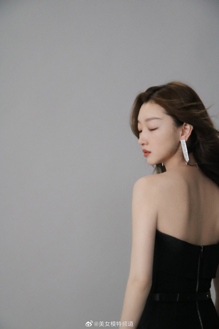 周冬雨黑色抹胸裙酷感写真