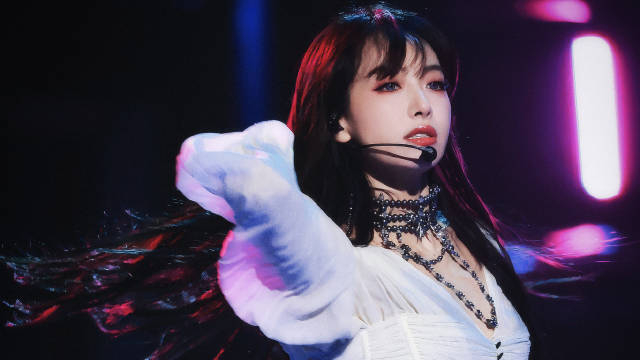 10岁开始学习舞蹈,并在北京舞蹈学院经过多年专业训练的她,曾多次在