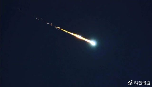 火流星突现日本西部,将夜晚照亮如白昼,最后以爆炸收场