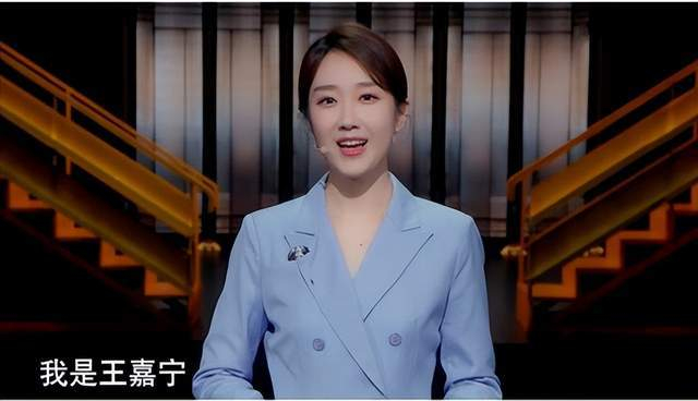 春晚新晋美女主持王嘉宁,28岁成央视最强新人,主持《今日说法》