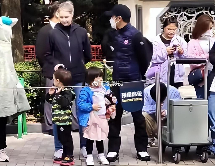 撒贝宁一家上海游迪士尼席地而坐看花车龙凤胎儿女正脸罕曝光