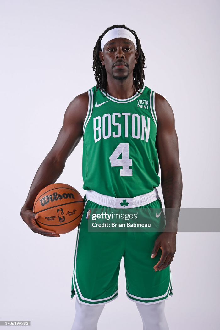 霍勒迪身披凯尔特人4号战袍定妆照