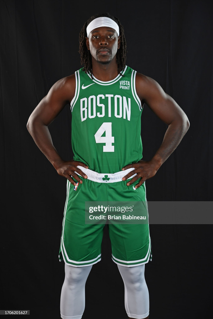 霍勒迪身披凯尔特人4号战袍定妆照