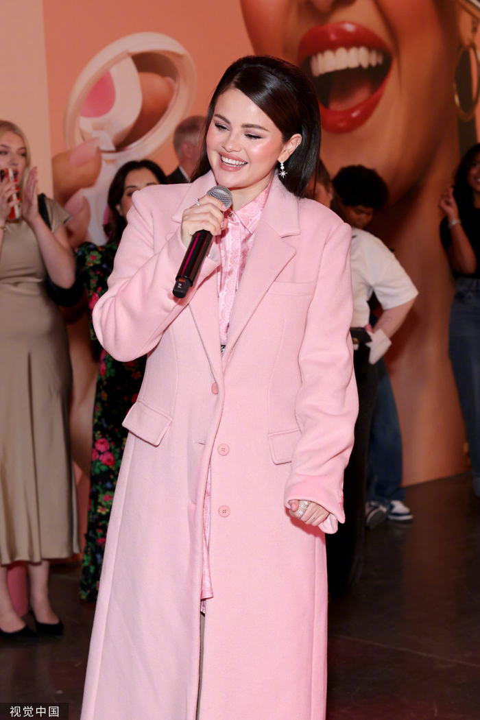 赛琳娜selenagomez最新纽约活动生图芭比粉套装甚是娇嫩